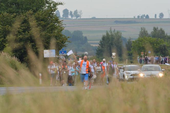 Śpiewający dzień lubelskich pątników na szlaku do Jasnej Góry!