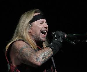 Vince Neil (Mötley Crüe) spowodował wypadek, w którym zginął znany muzyk. Dlaczego nie poniósł kary? | Mroczna strona rocka