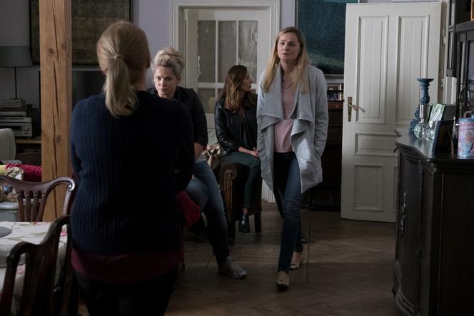 Przyjaciółki 6 sezon odc. 71. Zuza (Anita Sokołowska), Inga (Małgorzata Socha), Patrycja (Joanna Liszowska), Anka (Magdalena Stużyńska)