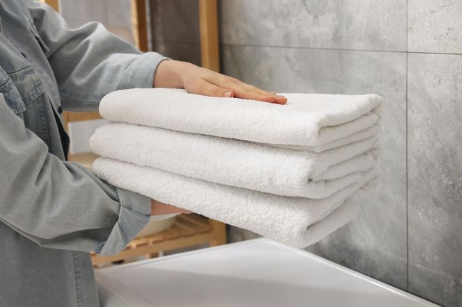 Chemik z mojego liceum wskazał, co należy dodawać do prania ręczników. Nie soda i nie ocet, a to. Już 3 łyżki sprawią, że ręczniki będą jedwabiście miękkie i puszyste