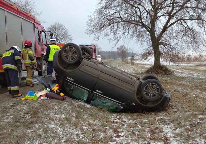 Trudne warunki na drogach! Na krajowej 65 dachowało auto [ZDJĘCIA]