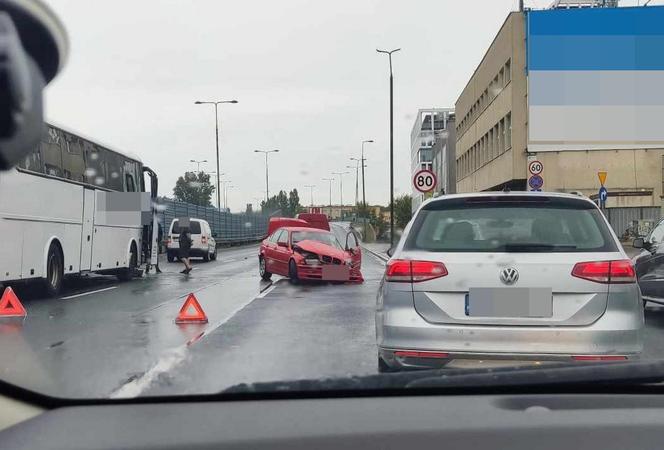 Wypadek w Warszawie. Ruch zablokowany