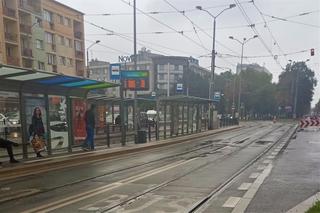 Niewidoczne tablice z przyjazdami tramwajów i autobusów