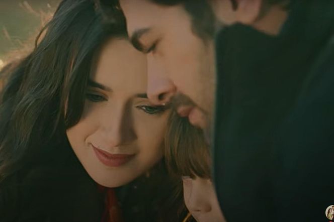 Cała trójka tuli się w ostatniej scenie serialu "Wichrowe wzgórze" 