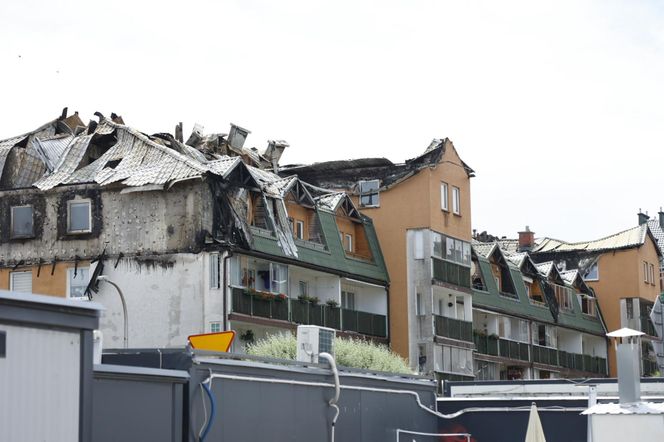 Blok przy ul. Powstańców w Ząbkach po pożarze