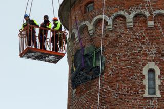 Relikt komunizmu zniknął z latarni morskiej w Kołobrzegu