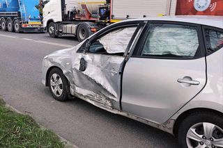 W Zawierciu karetka zderzyła się z osobówką