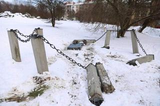 Skandal w Krakowie! Symboliczny nagrobek w Muzeum KL Plaszow zdemolowany koparką