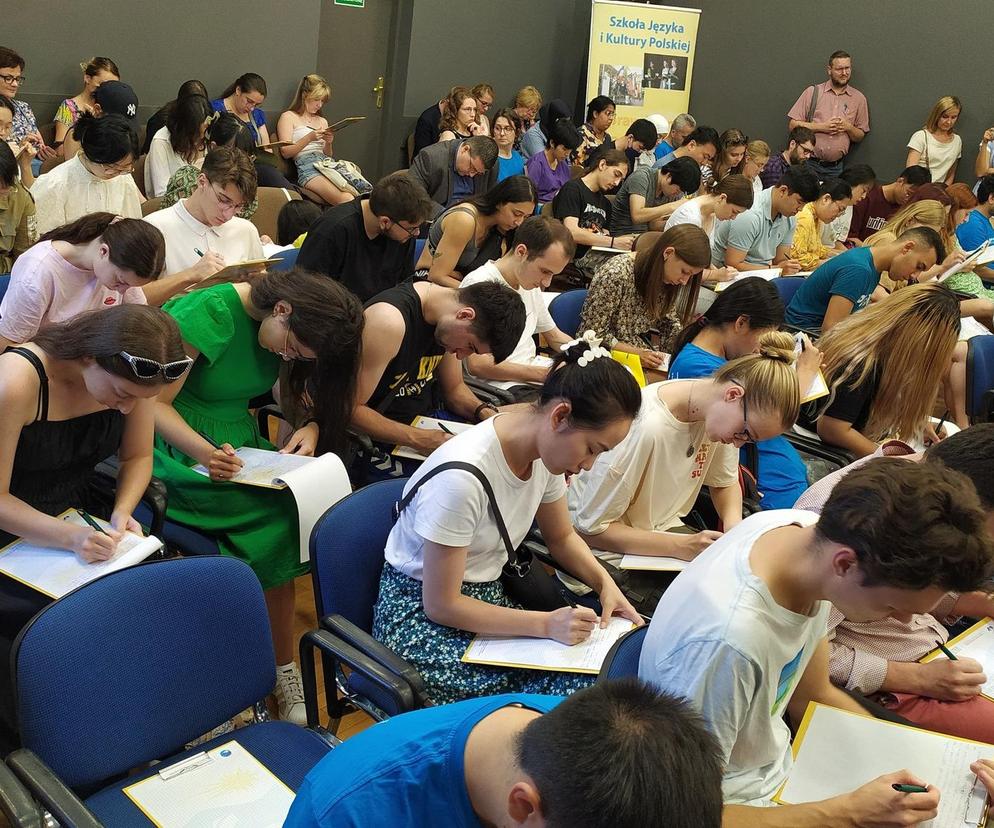 Obcokrajowcy zmierzyli się z polszczyzną. Blisko 200 uczestników letniej szkoły języka na UŚ w Cieszynie przystąpiło do dyktanda 