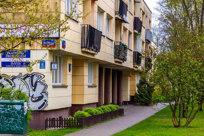 Osiedle WSM Koło II w Warszawie - zdjęcia. Pablo Picasso na ścianie i klatki schodowe typu ser
