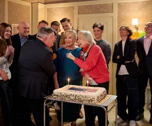 Na Wspólnej, odc. 4000. Maria (Bożena Dykiel), Włodek (Mieczysław Hryniewicz), Roża (Halina Rasiakówna), Darek (Michał Mikołajczak), Franek (Nathan Czyżewski), Damian (Waldemar Błaszczyk), Kajtek (Mikołaj Szostek), Mania (Zuzanna Kaszuba)