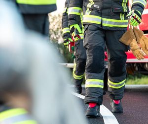 10 zastępów straży pożarnej walczyło z pożarem domu w Dąbrowicy. Trwa ustalanie przyczyn