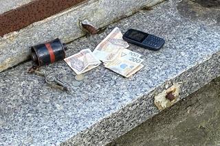 Granat jak skarbonka. Niespodzianka w aucie na policyjnym parkingu