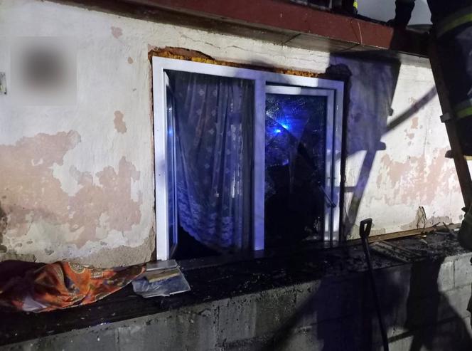 Pożar domu w Kuźnicy. Policjanci wynieśli 91-latkę przez okno [ZDJĘCIA, WIDEO]