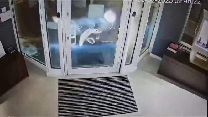 Wjechali autem do jubilera, a potem uciekli z łupem! Jest nagranie z napadu