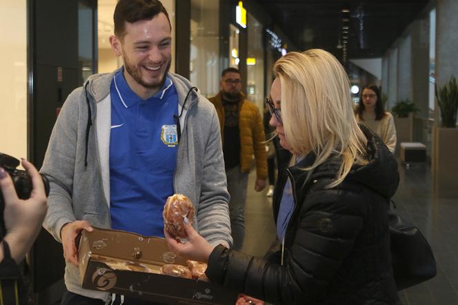 Tłusty Czwartek. Piłkarze Stomilu Olsztyn rozdawali pączki w Galerii Warmińskiej