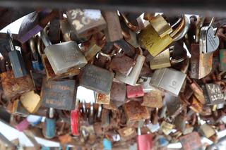 Takie kłódki wiszą na mostku miłości w Lublinie