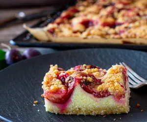 Placek śliwkowy z kruszonką: przepis na pyszne ciasto