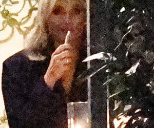 Anna Lewandowska w nocy pali elektryczne papierosy