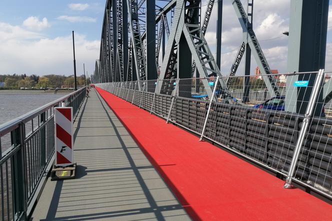 Dziurawy odcinek dla pieszych i rowerzystów na moście Piłsudskiego w Toruniu?! Jest oświadczenie MZD