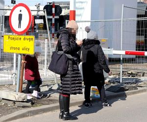 Nowa kładka gotowa od miesięcy. Mieszkańcy wciąż czekają na oficjalne otwarcie. „Nie dotrzymali terminu”