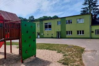 Policjanci wyprowadzili pijaną dyrektorkę ze szkoły. Wójt: Rodziców nie trzeba było informować, bo nie miała tego dnia lekcji 