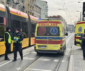 Weszła na czerwonym świetle wprost pod tramwaj. Tragiczny finał wypadku w Warszawie. Nie żyje 42-letnia kobieta