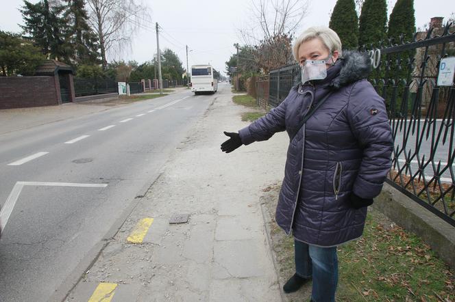 Dramat w Markach. Chodnik, po którym nie da się bezpiecznie chodzić