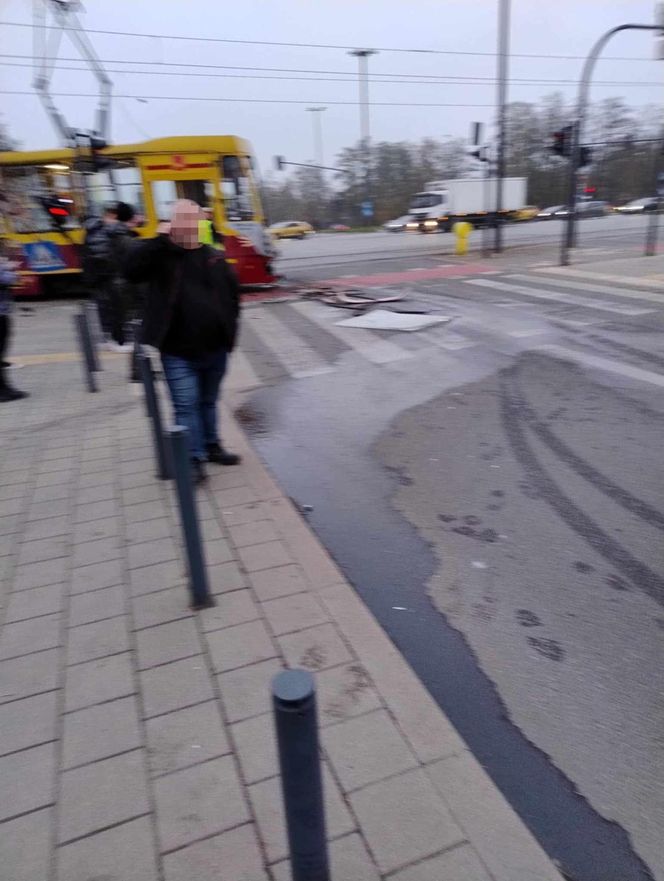 Łódź. Wypadek na skrzyżowaniu Aleksandrowskiej z Rydzową. Tramwaj zderzył się z ciężarówką [ZDJĘCIA].