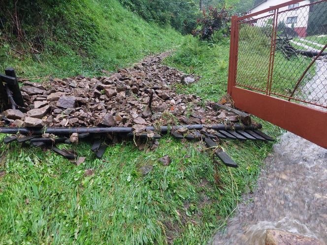 Zalane ulice i posesje. Trudna noc w gminie Goleszów w powiecie cieszyńskim