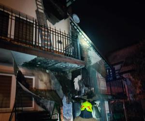 Pożar domu w Łagiewnikach. Strażacy w pogorzelisku znaleźli pociski i granaty