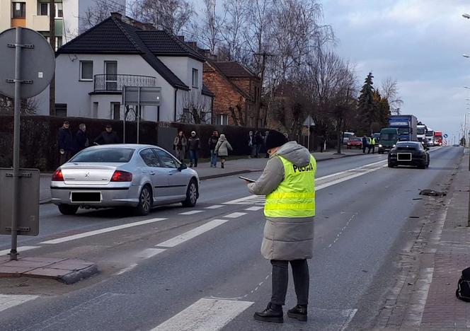 Śmiertelny wypadek na przejściu w Wieluniu! Porsche huknęło w kierującego hulajnogą [ZDJĘCIA]