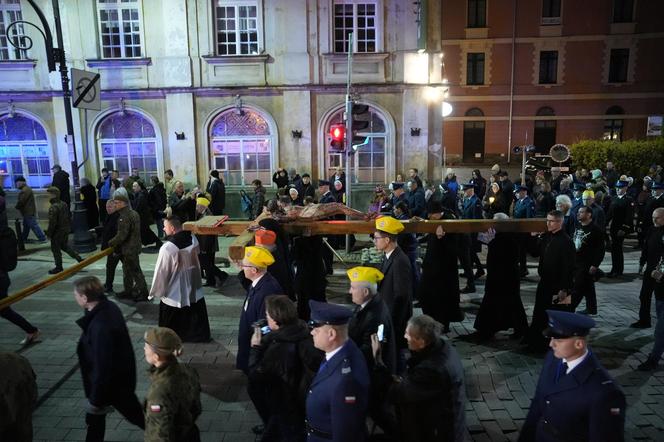 Tłumy wiernych przeszły przez stolicę. Centralną Drogę Krzyżową poprowadził kardynał Nycz