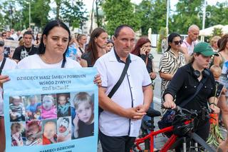 Biały Marsz dla Kamilka. Mieszkańcy Częstochowy przynieśli białe róże