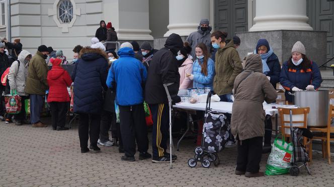 Wigilia dla bezdomnych i potrzebujących przed bydgoską Bazyliką [ZDJĘCIA]