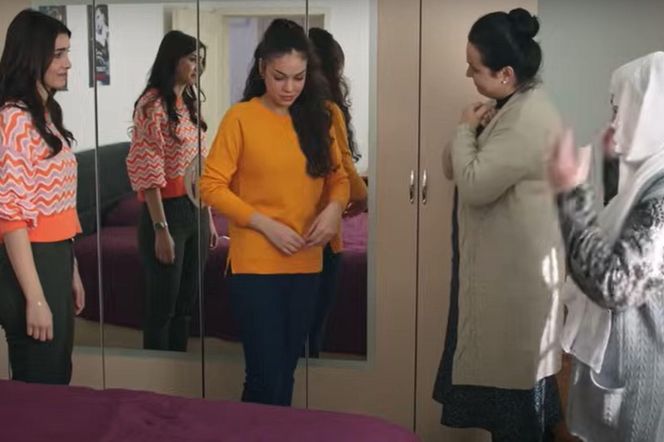 Yasemin zdaje się być zawstydzona sytuacją