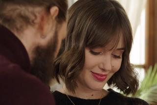 M jak miłość. Ania (Alina Szczegielniak), gangster Robert (Kamil Drężek)	