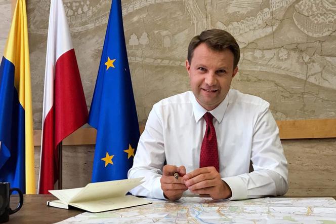 Opole. Prezydent Wiśniewski dostanie ogromne pieniądze. Nowa pensja wgniata w fotel! [Budżet 2022]