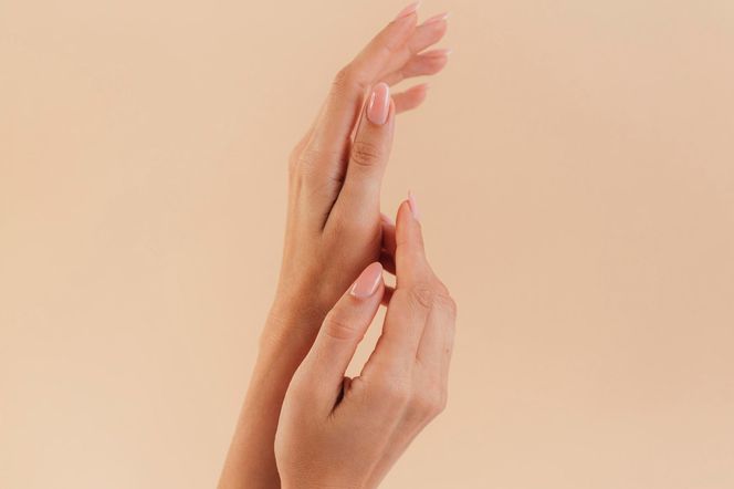 Jak dobrać kolor lakieru do paznokci do naszej karnacji? Dzięki temu dłonie będą wyglądać młodo i delikatnie. Modny manicure