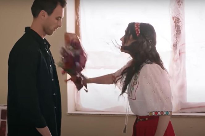 Zeynep uderza Alpera kwiatami 