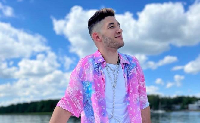 Młody gwiazdor disco polo publicznie wyznał miłość mamie. Kamil Kossakowski wzruszył fanki do łez