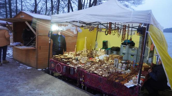 Ruszył jarmark bożonarodzeniowy nad jeziorem Ukiel w Olsztynie. Zobacz, jak wygląda! [ZDJĘCIA]