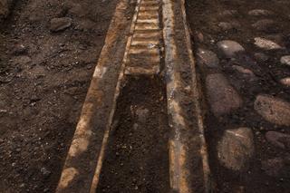 Zabytkowe tory przed Muzeum Powstania Warszawskiego