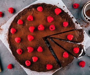 Dietetyczne ciasto z malinami – przepis bez cukru i tłuszczu! 