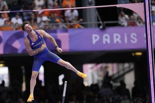 Pech zawodnika gospodarzy w skoku o tyczce! Odpadł z Igrzysk Olimpijskich przez... swoje przyrodzenie!