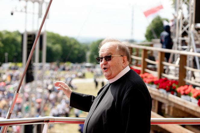 Tak żyją emeryci królowie Rydzyk i Głódź