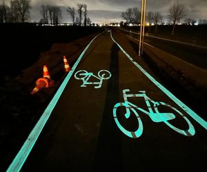 Droga dla rowerów oznaczona farbą fluorescencyjną w Wielkopolsce