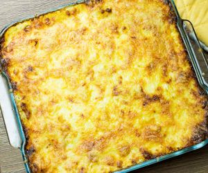 Makaronowa zapiekanka z kiełbasą. Smaczne danie nie tylko na jesień