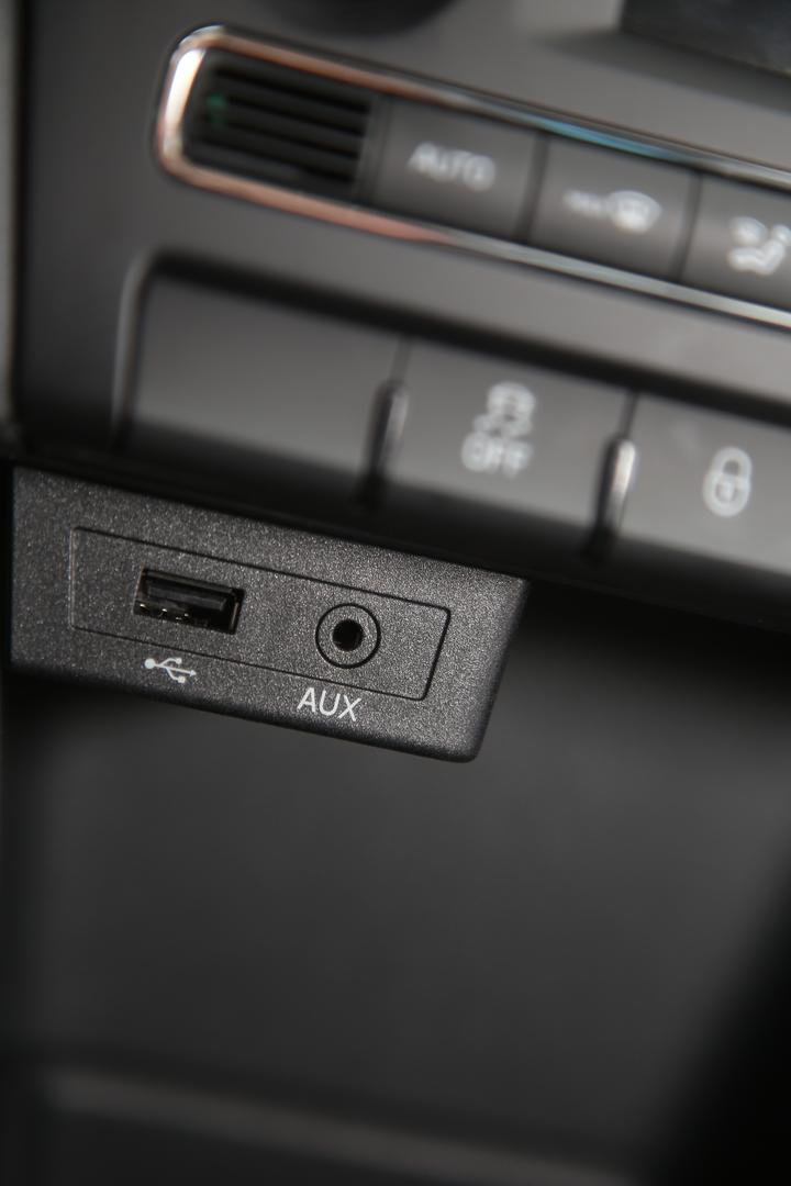 Шкода аукс. USB Skoda Rapid 2021. Skoda Octavia 2021 USB разъем. Skoda Rapid 2014 USB. Шкода Рапид аукс.