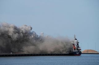 Potężna eksplozja na statku wypełnionym gazem u wybrzeży Jemenu. Jeden marynarz zaginął, jednostka dryfuje